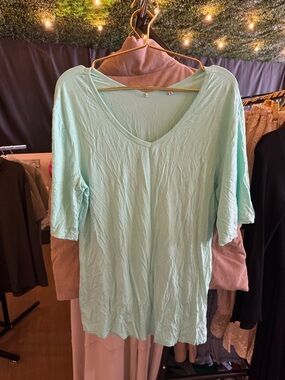 Women's V-Neck Short Sleeve Top - Mint A080